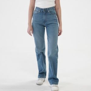 Djerf Avenue Straight Jeans in Mid Blue.